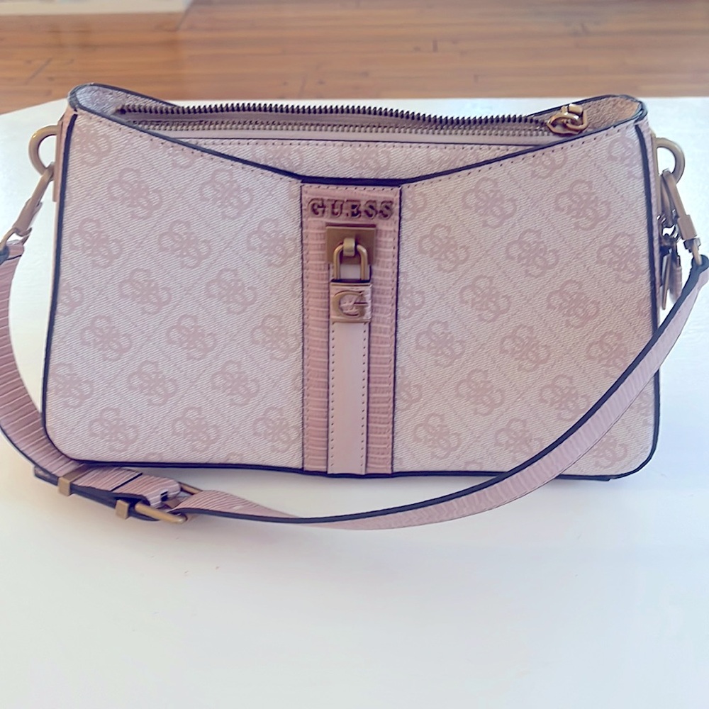 Authentic GUESS Pink Purse🌸🌸